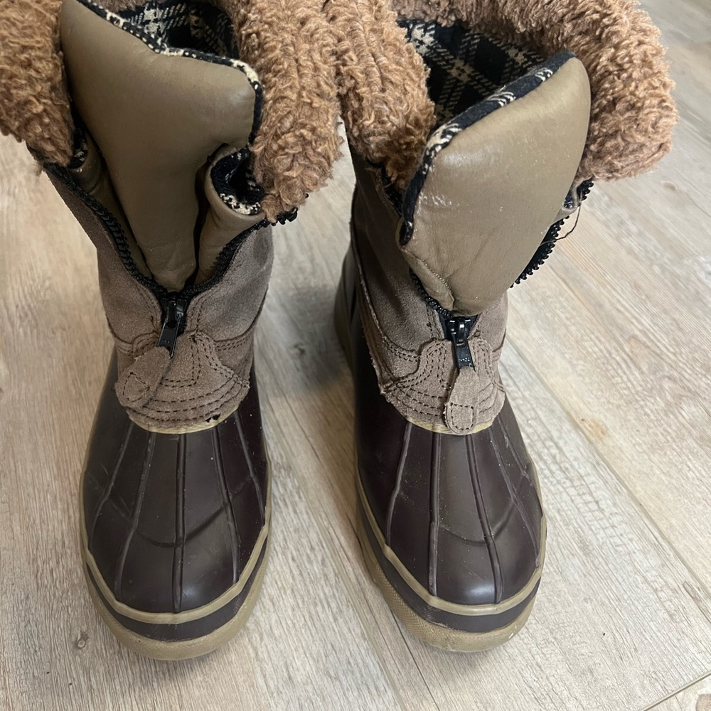 SNOW BOOTS